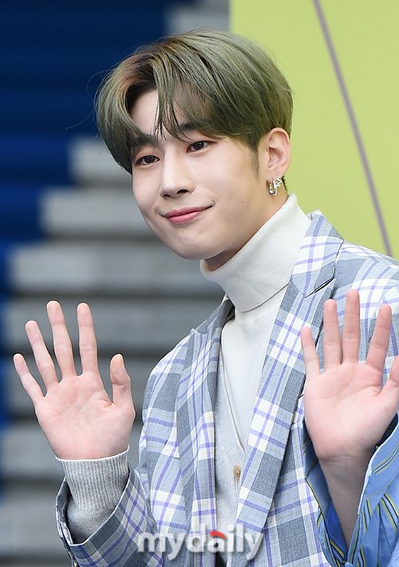 "VICTON" HAN SEUNGWOO joins the army today ... Serves in the army band