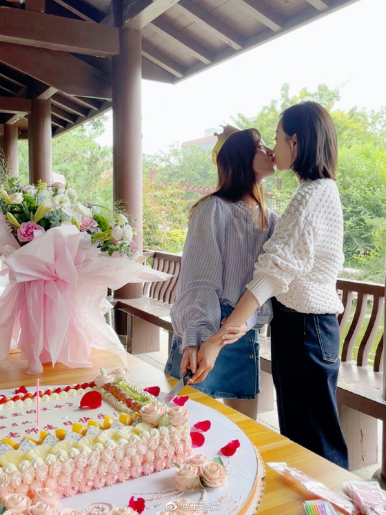 Victoria (f (x)), kissing photo with Chinese actress shocks Korean internet users