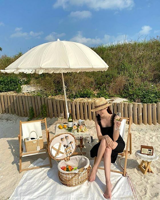 Jessica (formerlly SNSD (Girls' Generation)), picnic on the upscale beaches of Jeju Island ... Branded bags