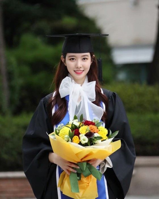 Actress Jin Se Yeon, 28 years old, reports college graduation in her 9th year ... she looks like a freshman