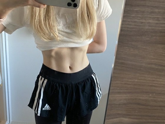 HONDA HITOMI (former IZONE), "Abdominal muscles and blonde" released "Become more cute" raised comment