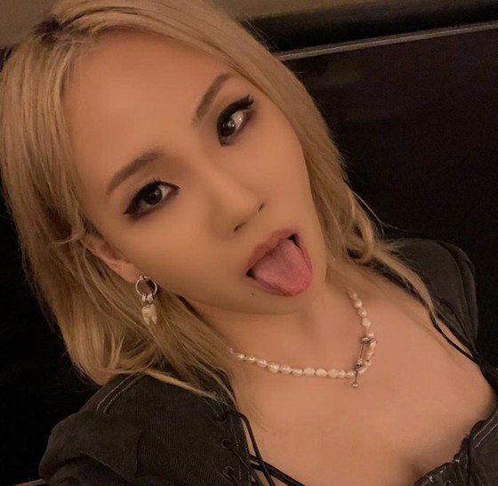 Singer CL, "Exceptional fashion" on top of underwear... "MET GALA" turned it upside down.