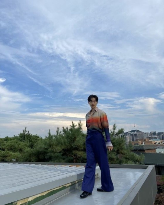 "2PM" JUNHO greets "Happy Chuseok" with the blue sky in the background... Expectations are also high for the new drama "Red Kutton at the end of the sleeve."