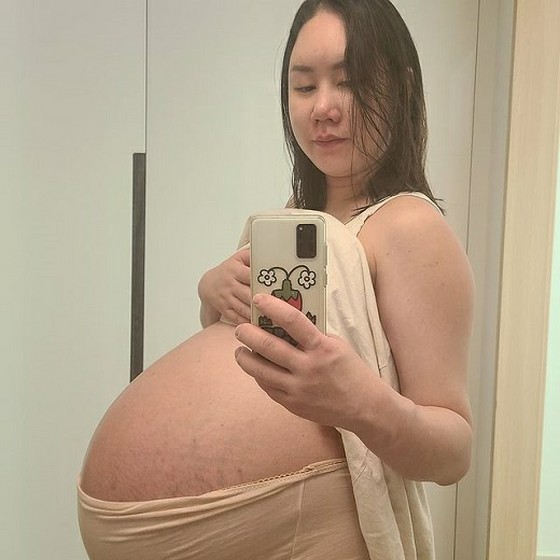 Hwang Shin-young, a laughing entertainer who is pregnant with triplets, said, "Weight 104 kg, it's hard to get up."