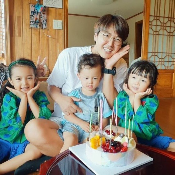 Yoon Sang Hyun, a well-known variety show, celebrates his birthday today (9/21) with children ... a moment of happiness