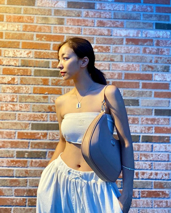 "F (x)" Luna, tight spine and a handful of hips ... bold bra top fashion
