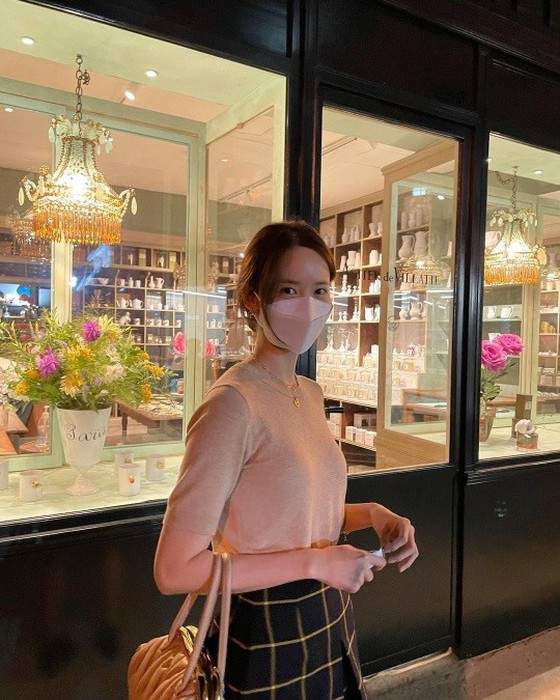 Yoona (SNSD), like a goddess on the streets of Paris ... a beauty that can't be hidden even with a mask