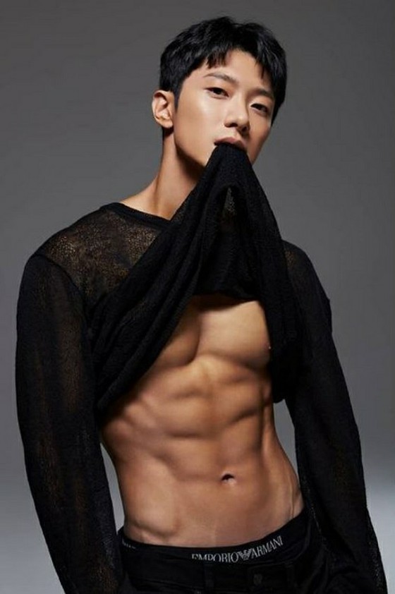 Choi MIN HWAN (FTISLAND) releases body profile full of physical beauty