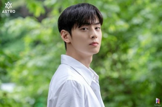 CHAEUNWOO (ASTRO), this look that manipulates the memory of the first love ... Looking back on the memories of summer with a chest-kyun visual