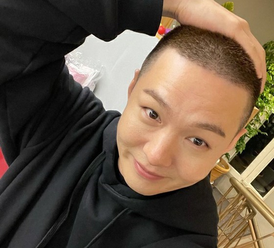 "BTOB" Chang-sub suddenly curls his head and fans "surprise" "not re-enlisted"