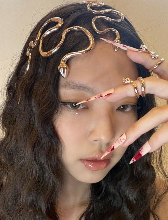 "BLACKPINK" JENNIE, Halloween cosplay is so beautiful ... intense visuals