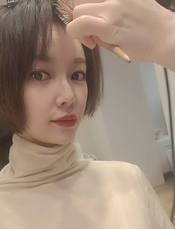 Actress Hwang Jung Eum takes a family photo again with her husband and son ...showing her elegant dress