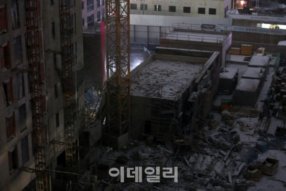 Established Central Accident Countermeasures Headquarters at the site of the collapse of a condominium in Gwangju, Korea