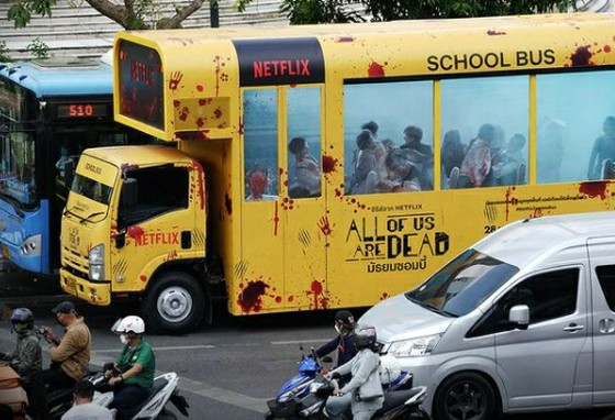 "Zombies on school buses" ... Netflix's new Korean TV series, Bus advertisement running in Bangkok,Thai is Hot