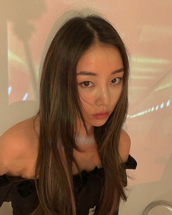 "BLACKPINK" Rose reveals her back silhouette... her rest time in the pool.