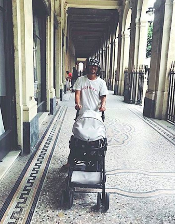 Actor Ryu Seung Bom, pushing a stroller and smiling brightly...!