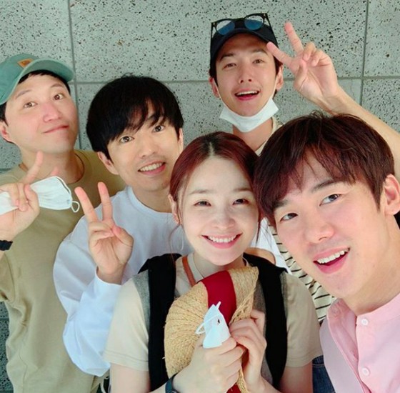 Actress Jeon Mi-do reunited with friends of the medical school TV drama series "Hospital Playlist"... "I'm excited to see everyone after a long time"