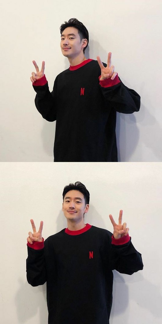 Actor Lee Jae Hoon wants to be embraced, with a mustache on her big shoulder, to "sexy beauty"