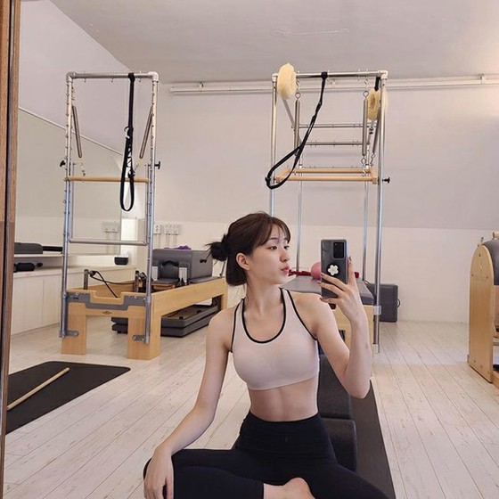 "WJSN" Eunso showing her abs.