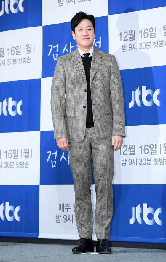 Actor Lee Sun Kyun is considering appearing in Hollywood movie "Cross"  No confirmation yet.