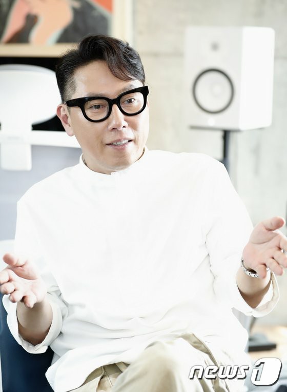 Singer Yoon Jong Shin returned to Korea. His mother suddenly was in critical condition... Got tested and self-isolastion.