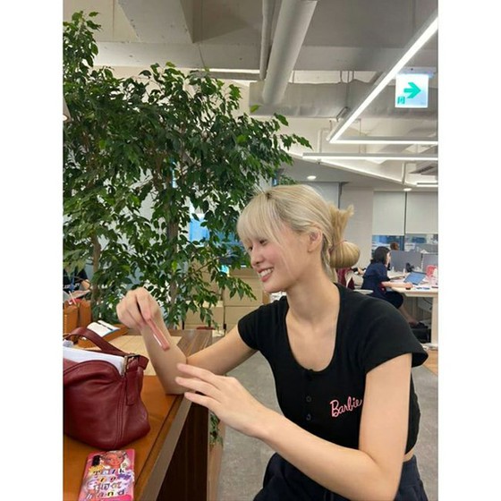 "TWICE" Momo shares a relaxing everyday scene. Her blonde hair is so beautiful...