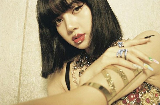 "BLACKPINK" Lisa, strong makeup is also completely digested... intense sexy beauty