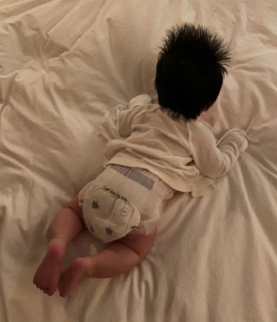 Actress Yang Mira shares the back of her son that is two months old.