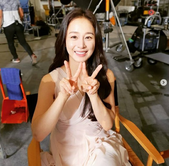 Actress Kim Tae Hee shows off her dazzling beauty... "I can't afford to take a photo when I'm alone"