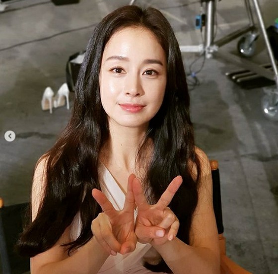 Actress Kim Tae Hee shows off her dazzling beauty... "I can't afford to take a photo when I'm alone"