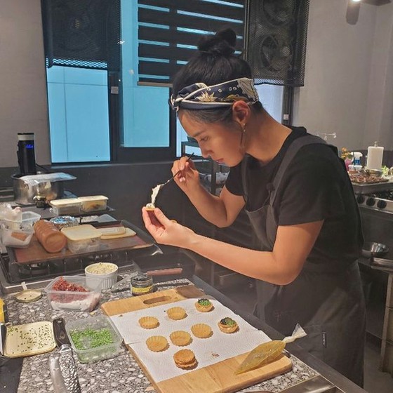 Yuri of "SNSD (Girls' Generation)", showing how to enjoy homemade dinner with members!