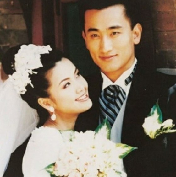 Actor Cha In Pyo reveals photo with wife Shin Ae-ra in 27th year of marriage "I love you"
