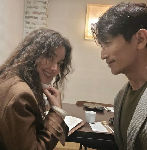 Actor Cha In Pyo reveals photo with wife Shin Ae-ra in 27th year of marriage "I love you"