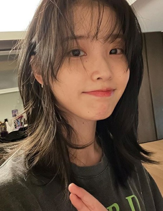 IU of singer / actress, long hair is slammed ... Photos are released on SNS