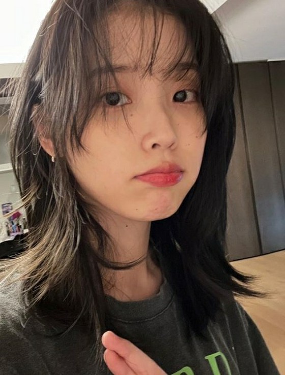 IU of singer / actress, long hair is slammed ... Photos are released on SNS