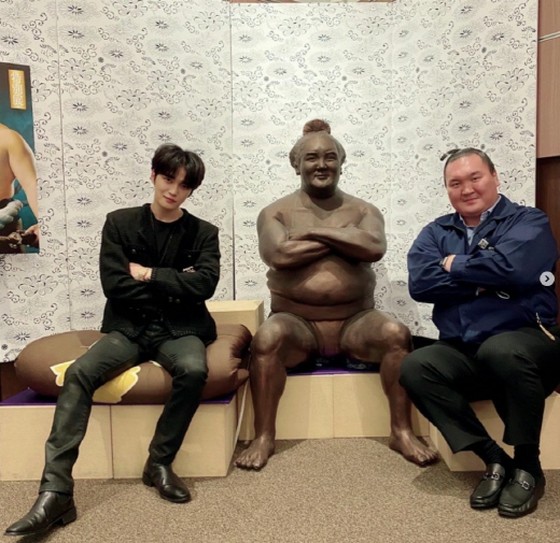 Photo released of singer Kim JaeJung and former yokozuna Hakuho Magaki "Fun time"