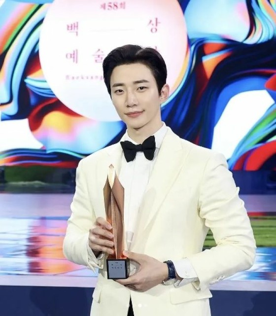 "Master" JYPark, JUNHO (2PM) praises the award at the Baeksang Arts Awards ... "People of truth, honesty and humility, proud"