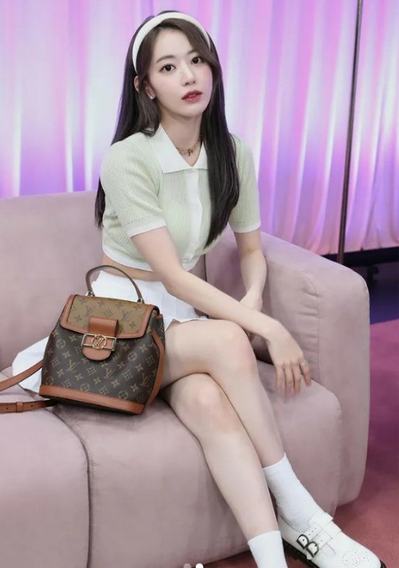 "LE SSERAFIM" Sakura (MIYAWAKI SAKURA), waist thinner than a luxury brand bag ... Does she lose weight again?