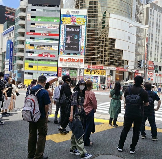 Were you in Tokyo? DARA (former 2NE1) walks around the city in a "street style" eccentric fashion