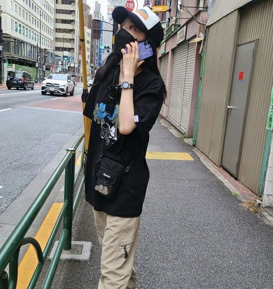 Were you in Tokyo? DARA (former 2NE1) walks around the city in a "street style" eccentric fashion