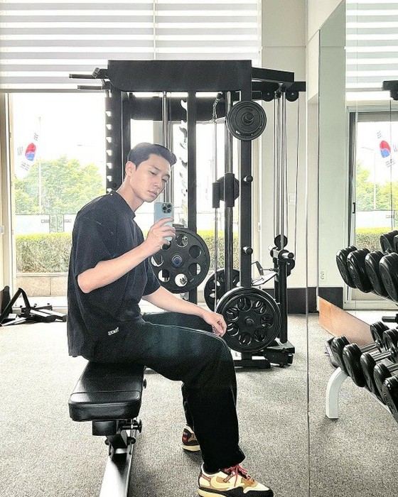 Actor Park Seo Jun, a muscle that is tight even if you look at it for a moment ... Aim at the woman's heart with a manly visual!