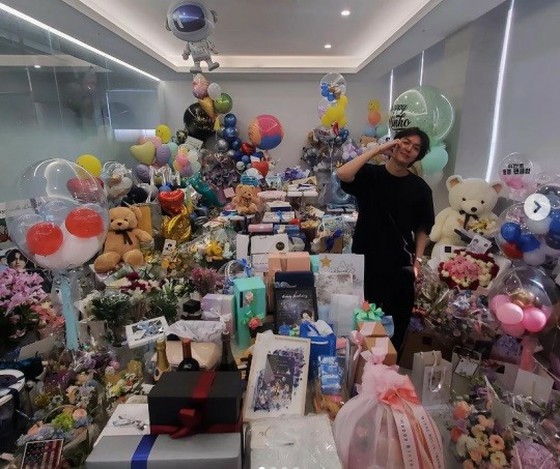 Actor Lee Min Ho, how much would it cost to combine all the birthday presents? … There is no foothold