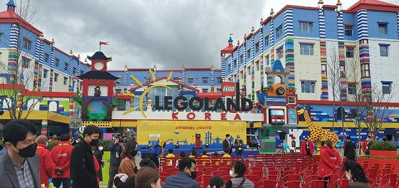 Legoland, South Korea, controversy for "parking prohibition sticker" on cars parked on the street ... Cause is high parking fee?