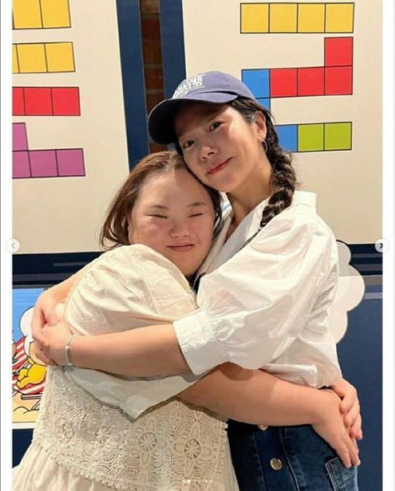 Actress Han Ji Min rushes to support "Our Blues" co-star Jung Une's movie release