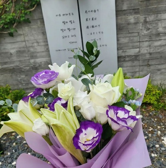 Kim JAEJUNG mourns the late Park Yong Ha, 12 years after his sad farewell ... Visiting the graveyard again this year