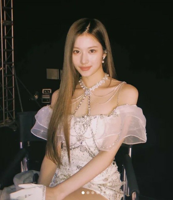 Sana (TWICE) shows off her perfect style with a super mini dress ... S line even if she sits down