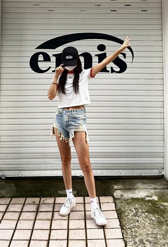 Actress Han Hyo Ju, such a hip figure? …showing off a healthy dose of sexy in shorts