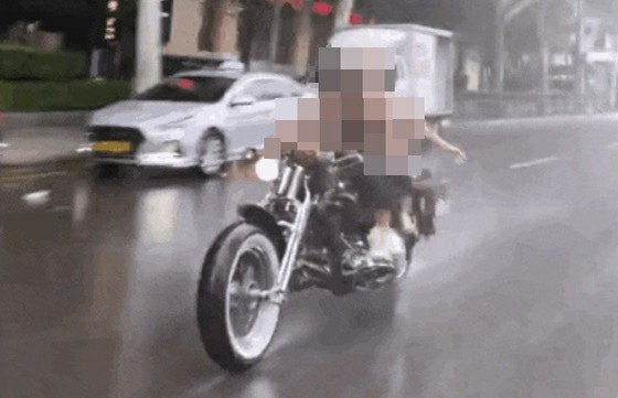 Man and Bikini Woman who took off their Tops ... Gangnam's motorcycle couple is Hot Topic = Korea
