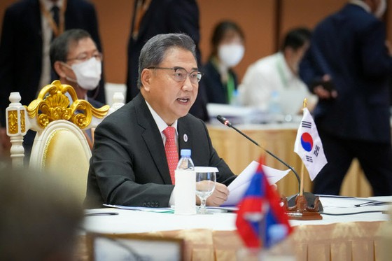 South Korean foreign minister openly proposes "Japan-China-South Korea trilateral summit'' at ASEAN meeting