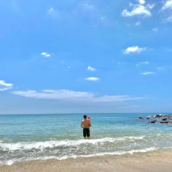 JY Park reveals 'Ikumen figure' on SNS = Family trip to Cheju Island